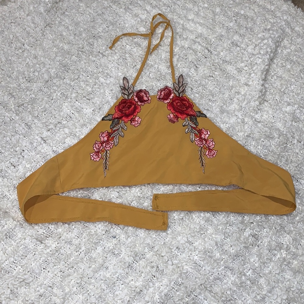 Cute halter top W/ pretty flowers 🌺